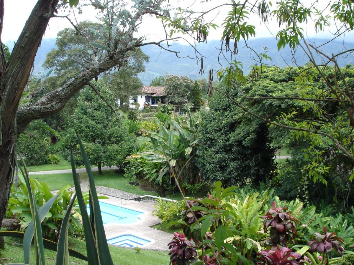 Finca La Colina Bed and Breakfast Calarcá Exteriör bild